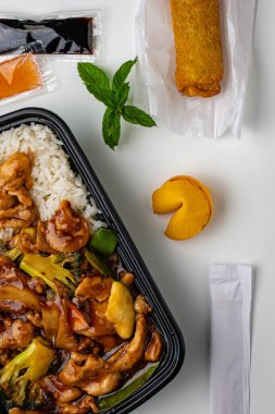 Pirinç ve sebzeli Asya tavuğu. Asya mutfağı, üst manzara.