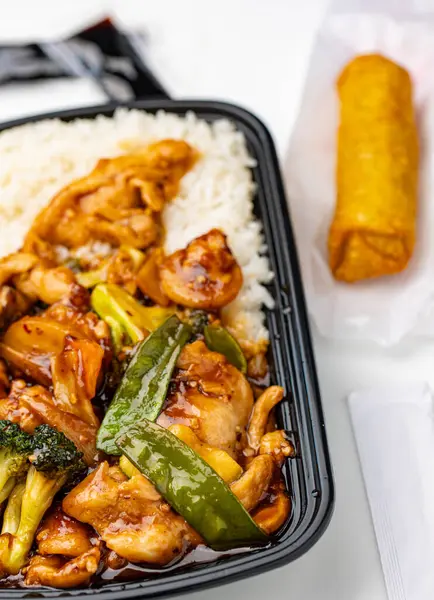 Sebzeli pilav ve tavuk.