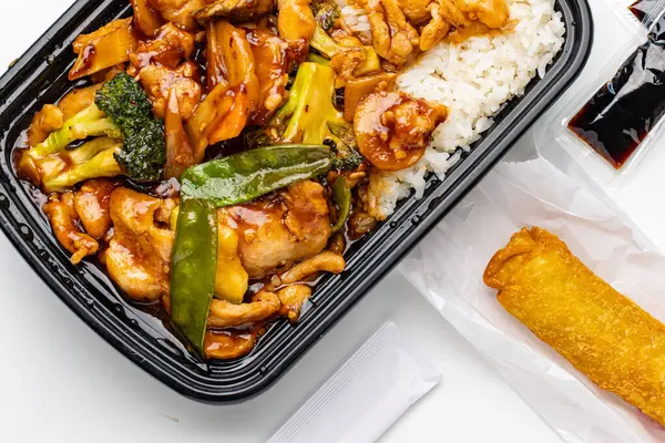 Kızarmış tavuk ve sebzeli pilav.