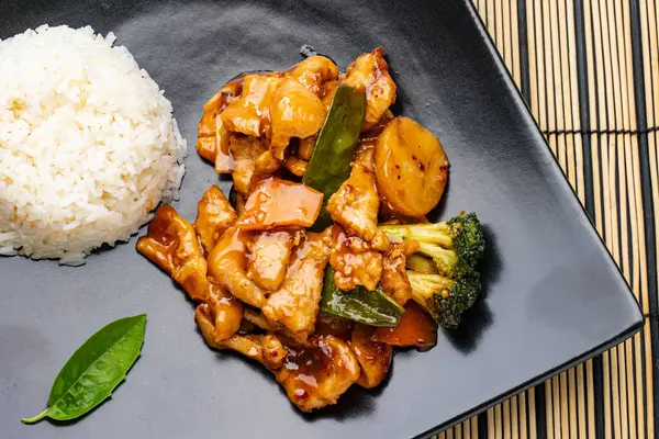 Kızarmış pilav, tavuk, sebze ve sos.