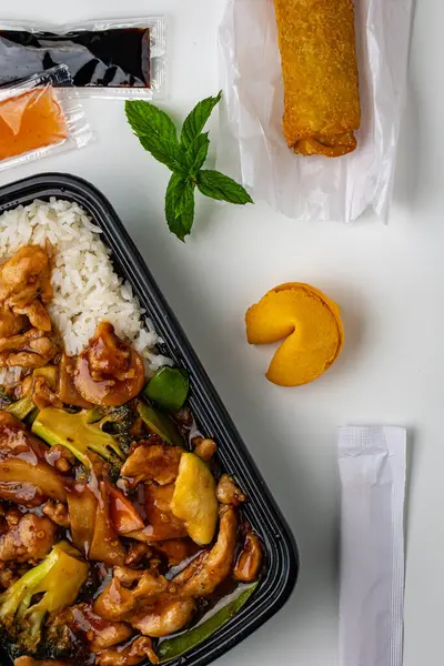 Pirinç ve sebzeli Asya tavuğu. Asya mutfağı, üst manzara.