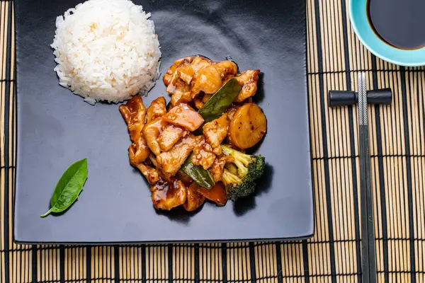 Pilav ve köri soslu ızgara tavuk göğsü.