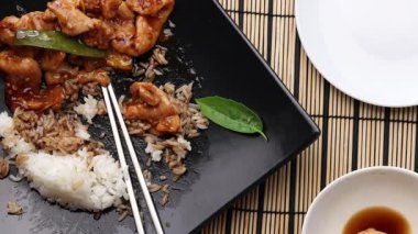 Pirinç ve sebzeli kızarmış tavuk.