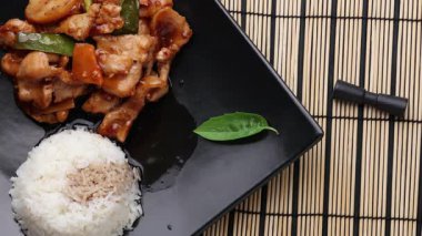 Karıştır - fesleğenli kızarmış tavuk ve pilav