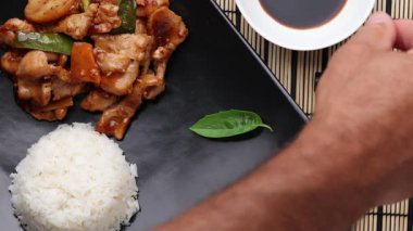 Kızarmış tavuğun mutfak görüntüsü.