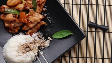 Tavuklu kızarmış Asya yemeği.