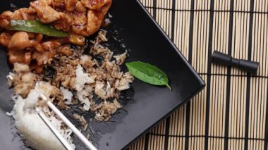 Et ve baharatla haşlanmış pirinç.