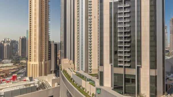 全景显示的是杜拜市中心最高的摩天大楼 座落在林立的街道上 靠近购物中心的空中时间 天台花园步行区 — 图库视频影像
