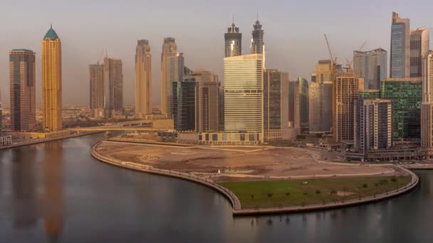 Stadtbild Wolkenkratzer Der Dubai Business Bay Bei Sonnenaufgang Mit Wasserkanal — Stockvideo