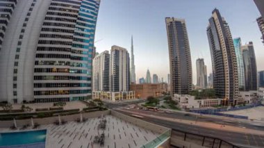 Dubai şehir merkezinin hava manzarası ve yoğun trafiği olan difc gökdelenleri iş sahasının kesiştiği günden geceye geçiş zamanı.