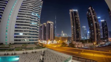 Şehir merkezindeki Dubai 'nin hava manzarası ve Business Bay bölgesindeki kavşakta yoğun trafiği olan difc gökdelenleri tüm gece boyunca ışıklar kapalıyken.