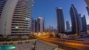 Dubai şehir merkezinin hava manzarası ve yoğun trafiği olan difc gökdelenler Business Bay bölgesinde gece gündüz geçiş zamanı.