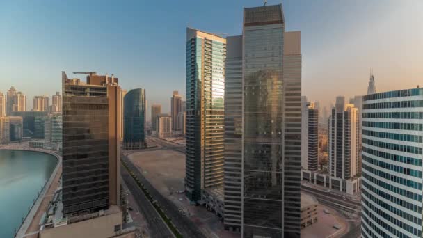 Cityscape Skleněných Mrakodrapů Odlesky Slunce Dubaj Business Bay Při Východu — Stock video