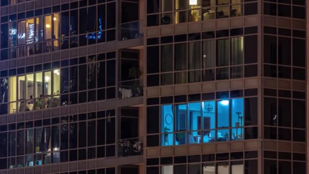 近代的な都市のタイムラプスの夜に高層ビルの光のパノラマの窓の完全な 光る照明 — ストック動画