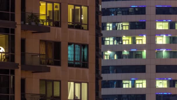 在现代城市的夜晚 摩天大楼里充满了灯光的窗户 住宅楼宇明亮的照明 — 图库视频影像