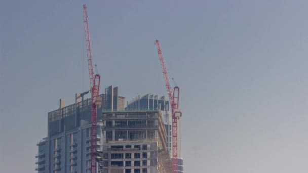 Två Kranar Arbetar Restriktionsplatsen För Nya Skyskrapor Timelapse Högt Torn — Stockvideo