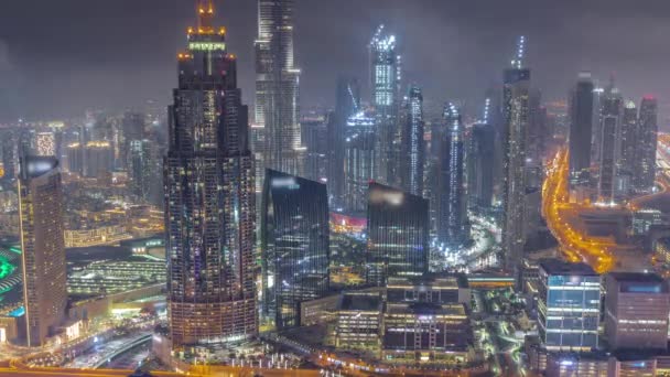 迪拜市中心最高的塔楼的空中景观在通宵的时间里随着灯光的熄灭而消失 智能城市的金融区和商业区 摩天大楼和高层大楼 — 图库视频影像