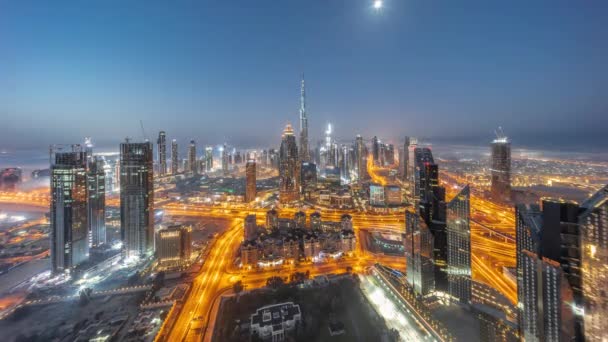迪拜市中心最高的塔楼的空中景观 从夜到天的过渡时间在日出前就过去了 金融区和商业区与文在寅在智能城市 摩天大楼和高楼 — 图库视频影像