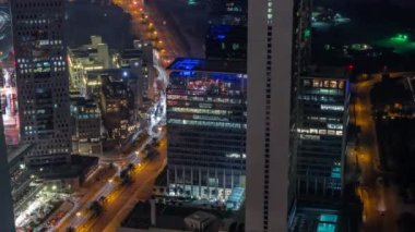Ofis gökdelenleri tüm gece boyunca finans bölgesi antenlerinde aydınlatma ile. Yukarıdan otellere ve trafiğe tepeden bakınca ışıklar sönüyor.