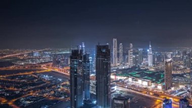 Panorama, Dubai şehir merkezindeki en yüksek kuleleri ve karayolu gece manzarasını gösteriyor. Finansal bölge ve şehir merkezindeki iş alanı. Gökdelen ve gökdelen