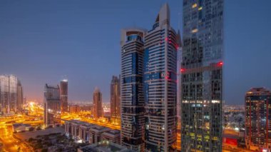 Dubai Uluslararası Finans Bölgesi 'nin hava görüntüsü. Günbegün geçiş zamanı birçok gökdelen var. Şafak sökmeden önce Şeyh Zayed yolundaki kavşakta trafik vardı. Dubai, BAE.