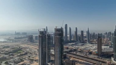 Panorama, Dubai şehir merkezindeki en yüksek kuleleri ve karayolu zaman çizelgesini gösteriyor. Finansal bölge ve şehir merkezindeki iş alanı. Gökdelen ve yüksek binalar