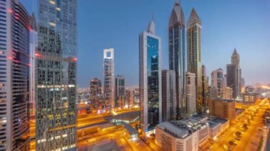Dubai Uluslararası Finansal Bölgesi 'nin hava manzarası. Günbegün değişen birçok gökdeleni var. Çatıda yüzme havuzu olan çok katlı otoparkın yakınındaki bir yolda trafik vardı. Dubai, BAE.