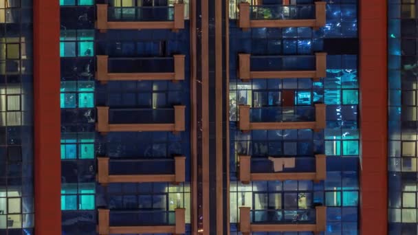 Ночной Вид Воздуха Стеклянный Фасад Многоквартирного Дома Светящимися Рабочими Комнатами — стоковое видео