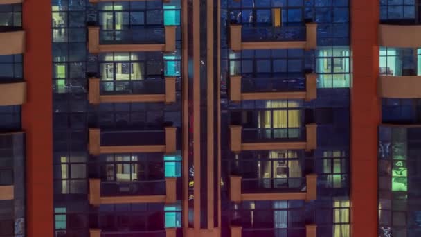 Aydınlatılmış Çalışma Odası Saatleriyle Apartman Penceresi Cephesinin Gece Görüşü Gökdelende — Stok video