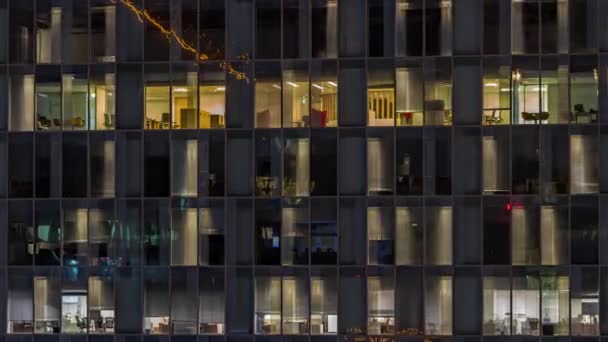 Nacht Luftaufnahme Von Bürogebäuden Glasfensterfassade Mit Beleuchteten Arbeitsräumen Zeitraffer Leuchtendes — Stockvideo