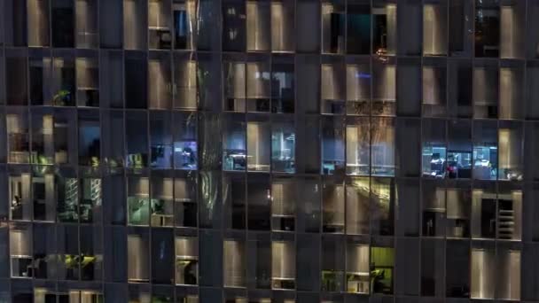 Nachtzicht Kantoorgebouw Glazen Panoramische Raamgevel Met Verlichte Werkruimte Kamers Timelapse — Stockvideo