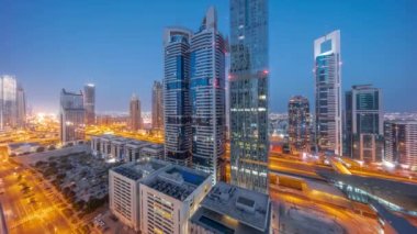 Dubai Uluslararası Finans Bölgesi 'nin hava panoramik görüntüsü. Günbegün geçiş zamanı olan birçok gökdelen var. Şafak sökmeden önce Şeyh Zayed yolundaki kavşakta trafik vardı. Dubai, BAE.