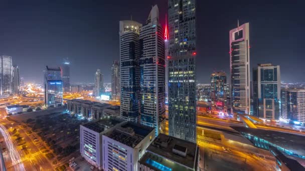 迪拜国际金融区的空中全景 整晚都有许多摩天大楼 在道路交叉口和谢赫扎耶德公路上的交通 灯亮着 阿联酋 — 图库视频影像