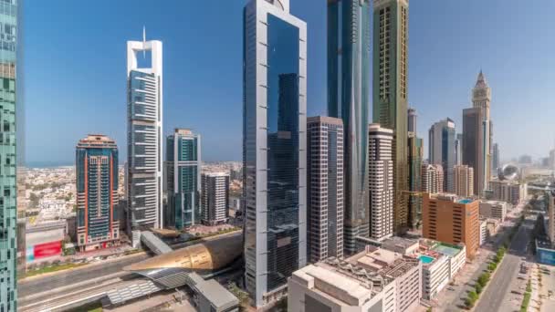 迪拜国际金融区 Dubai International Financial District 的空中景观一天到晚笼罩着许多摩天大楼 阴影在快速移动 玻璃在反射 多层塔楼附近的道路交通情况 — 图库视频影像