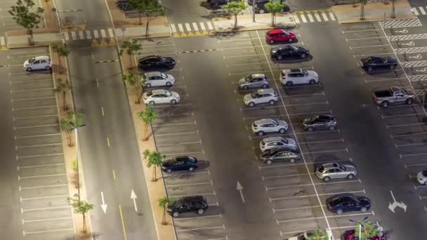 Rzędy Samochodów Zaparkowanych Parkingu Pomiędzy Liniami Widocznymi Góry Nocy Timelapse — Wideo stockowe