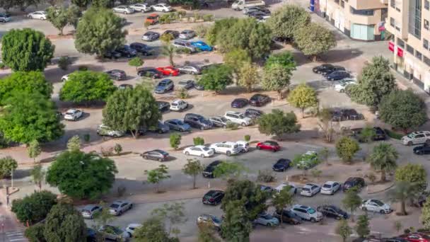 Autoreihen Die Auf Einem Parkplatz Zwischen Reihen Grüner Begrünter Bäume — Stockvideo