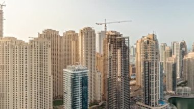 Panorama, Dubai Marina 'nın en yüksek karşılama bloğundaki çeşitli gökdelenleri suni kanalla birlikte gösteriyor. Pek çok kule ve yat
