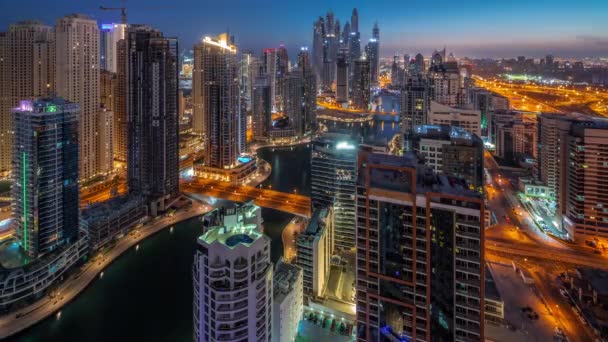 迪拜港湾航海家夜以继日的人工运河过渡全景时间 俯瞰最高交点区的各种摩天大楼 Jbr区的许多塔楼和游艇在日出前 — 图库视频影像