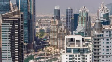 Dubai Marina ve Medya Şehri semtleri modern gökdelenler ve ofis binaları ile tüm gün boyunca gölgeler hızla hareket etti. Üstgeçitte trafik ve Green Park yakınlarında kavşak.