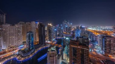 Dubai Marina hava sahasının en yüksek bloğunda bulunan çeşitli gökdelenlerin panoraması tüm gece boyunca yapay kanalla kaplandı. Pek çok kule ve yat
