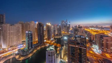 Dubai Marina hava sahasının en uzun bloğundaki çeşitli gökdelenlerin panoramasını suni kanalla gece gündüz geçiş zamanı. JBR ilçesinde birçok kule ve yat gün doğumundan önce
