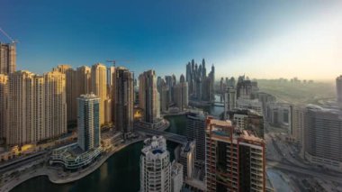 Dubai Marina 'nın en yüksek karşılama bloğundaki çeşitli gökdelenlerin panoramasını tüm gün boyunca yapay kanalla izledik. Gölgeleri hızlı hareket eden pek çok yat ve kule var.