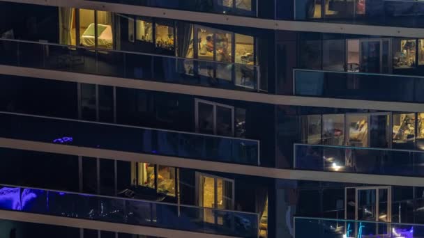 Wieczorny Widok Zewnętrzne Mieszkanie Obudowa Timelapse Budynku Świecącymi Oknami Wysoki — Wideo stockowe