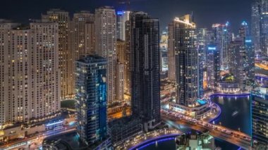 Panorama, Dubai Marina ve JDR bölgesindeki en yüksek ticari bloktaki gökdelenleri suni kanalla birlikte gösteriyor. Pek çok kule ve yat