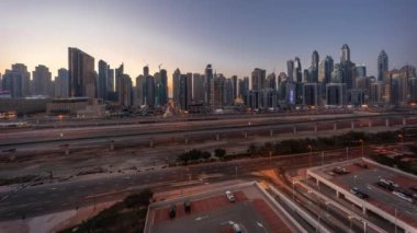Dubai marinasının panoraması gece gündüz geçiş zamanının en yüksek gökdelen bloğu. JLT bölgesinden apartman binalarına, otellere ve otoyol yakınlarındaki iş kulelerine hava manzarası.
