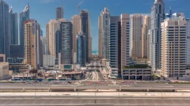 Dubai marina bloğu gökdelenlerin zamanlaması tüm gün boyunca gölgeler hızla hareket ediyor. JLT bölgesinden apartman binalarına, otellere ve otoyol yakınlarındaki iş kulelerine hava manzarası.