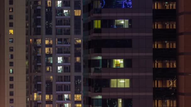 Nachtansicht Von Lichtern Panoramafenstern Mehrstöckiger Gebäude Zeitraffer Beleuchteter Wolkenkratzer Einer — Stockvideo