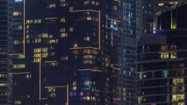 Çok katlı binaların panoramik pencerelerindeki gece görüşü hava zaman ayarlı. Büyük bir şehirde cam kürklü gökdelenle aydınlatılmış