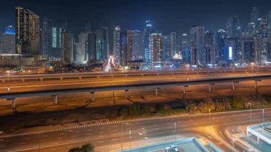 Panorama, Dubai marinasının gökdelenlerin en yüksek binasını gösteriyor. JLT bölgesinden apartman binalarına, otellere ve otoyol yakınlarındaki iş kulelerine hava manzarası.