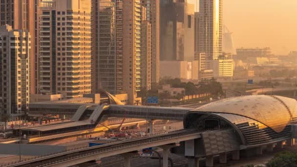 Prédio Futurista Estação Metro Dubai Arranha Céus Luxo Atrás Linha — Vídeo de Stock